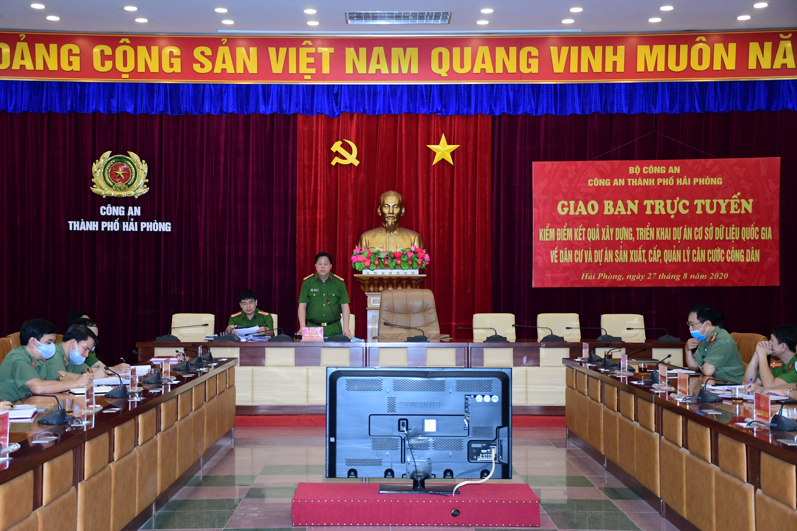 Giao ban trực tháng 8 kiểm điểm kết quả xây dựng, triển khai dự án Cơ sở dữ liệu Quốc gia về dân cư và dự án Sản xuất, cấp, quản lý CCCD